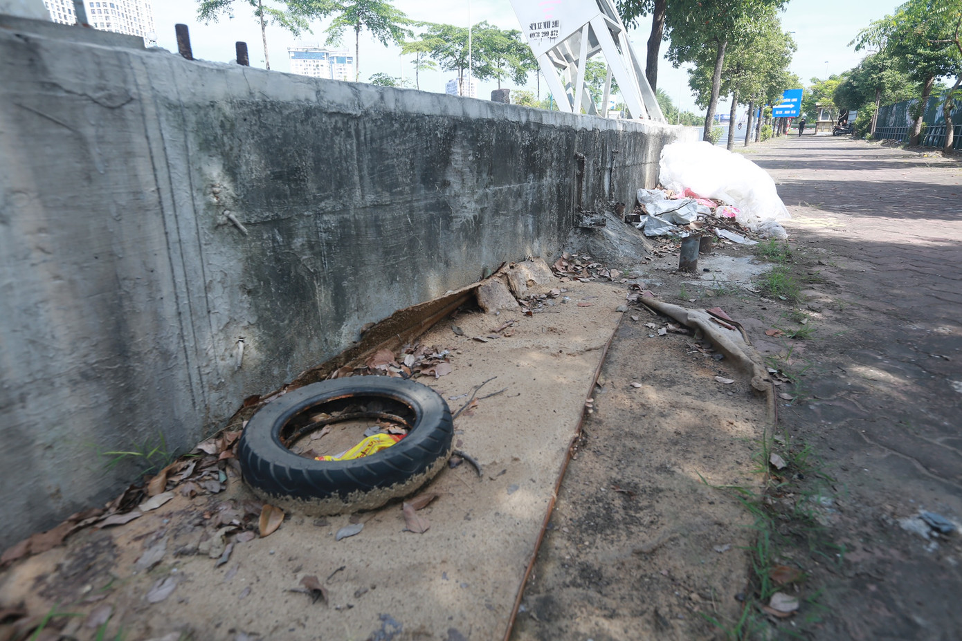 Hình ảnh gây mất mỹ quan đô thị tại cửa ngõ phía bắc Thủ đô khiến nhiều người dân bức xúc.