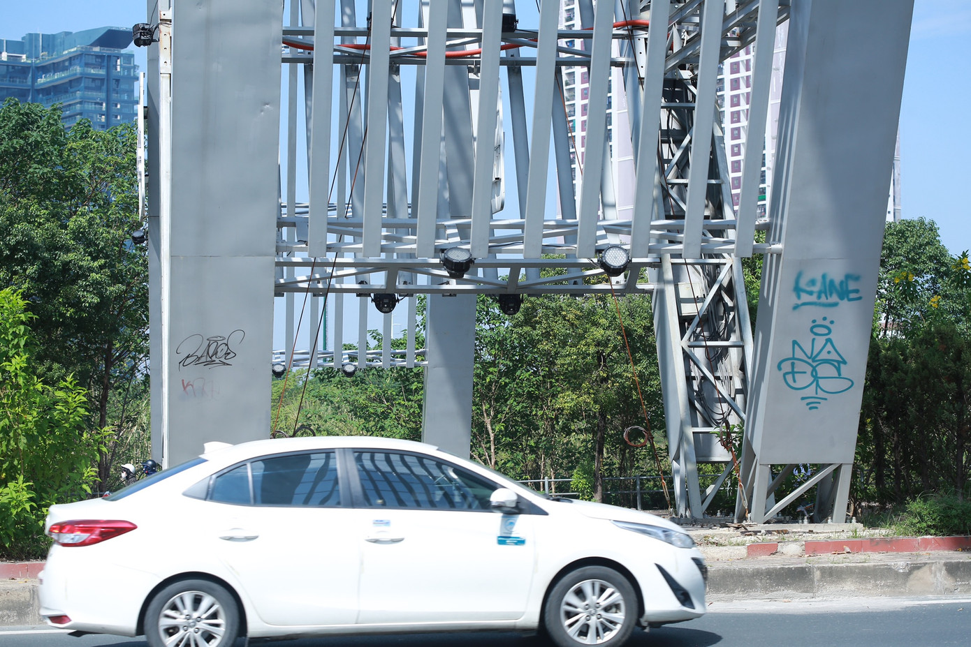 Dải phân cách cứng cũng bị những hình vẽ bậy tấn công.