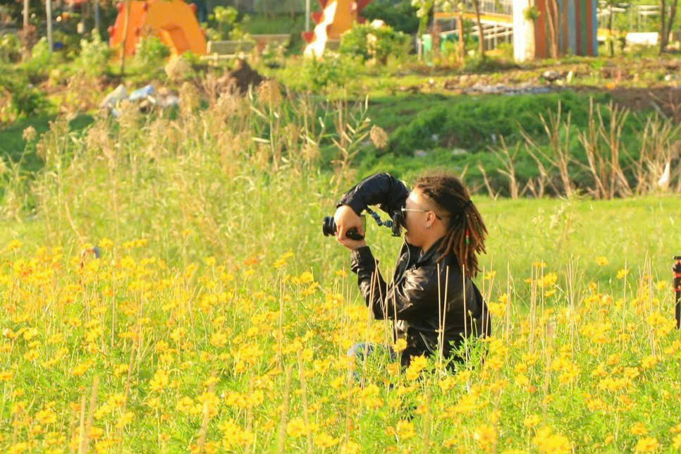 Cánh đồng hoa thu hút nhiều người dân, nhiếp ảnh gia đến chụp ảnh, sáng tác. Ảnh do UBND quận Ba Đình cung cấp.