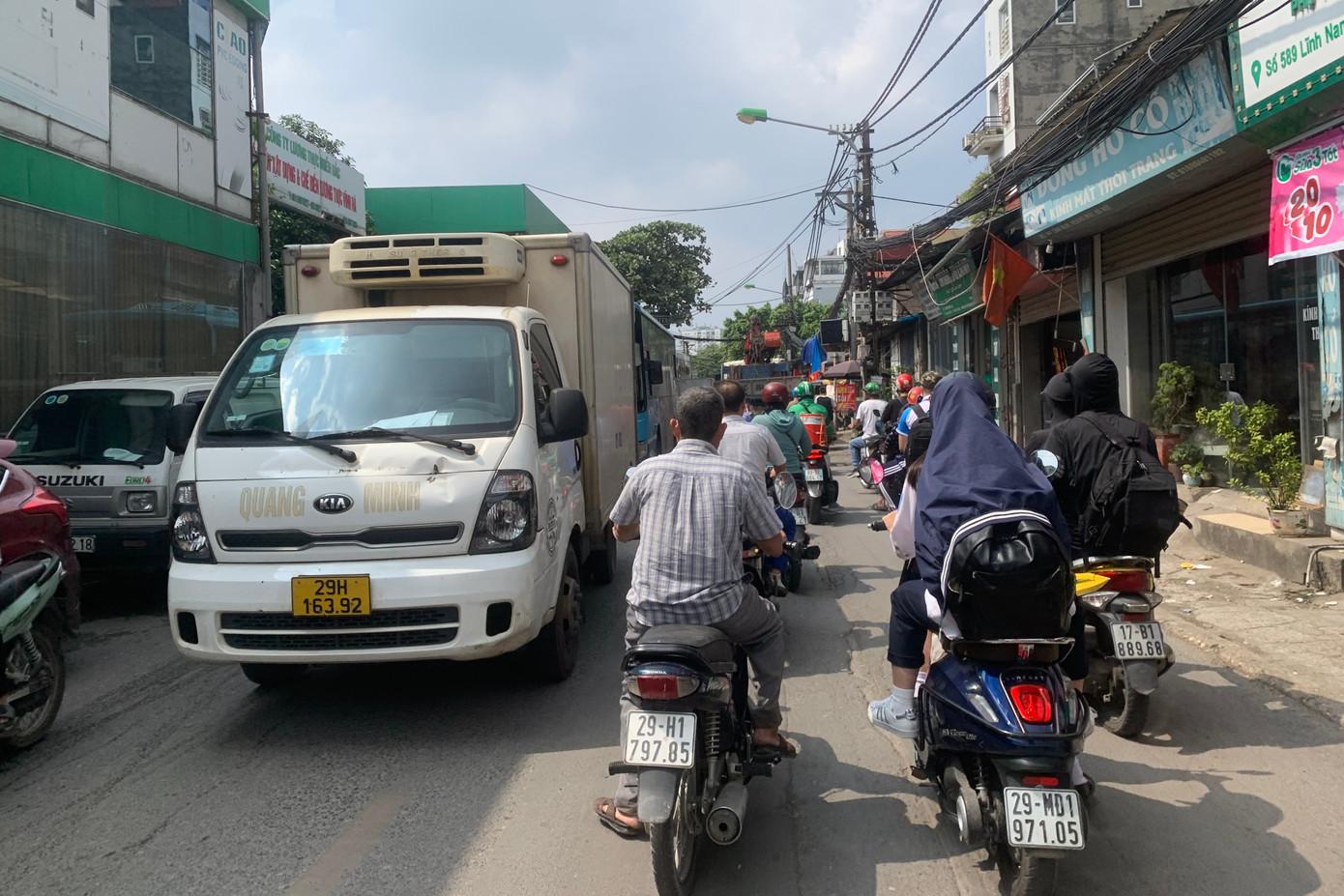 Đoạn đường thường xuyên xảy ra ùn tắc, đặc biệt là giờ cao điểm.