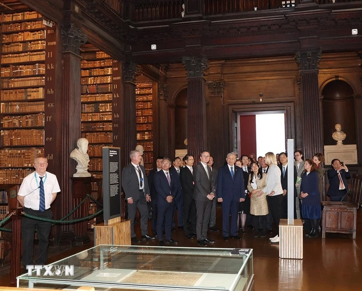 Tổng Bí thư, Chủ tịch nước Tô Lâm tham quan Thư viện cổ và nghe giới thiệu “Bản Tuyên ngôn độc lập của Ireland năm 1916” và đàn hạc (biểu tượng của Ireland). (Ảnh: Trí Dũng/TTXVN)