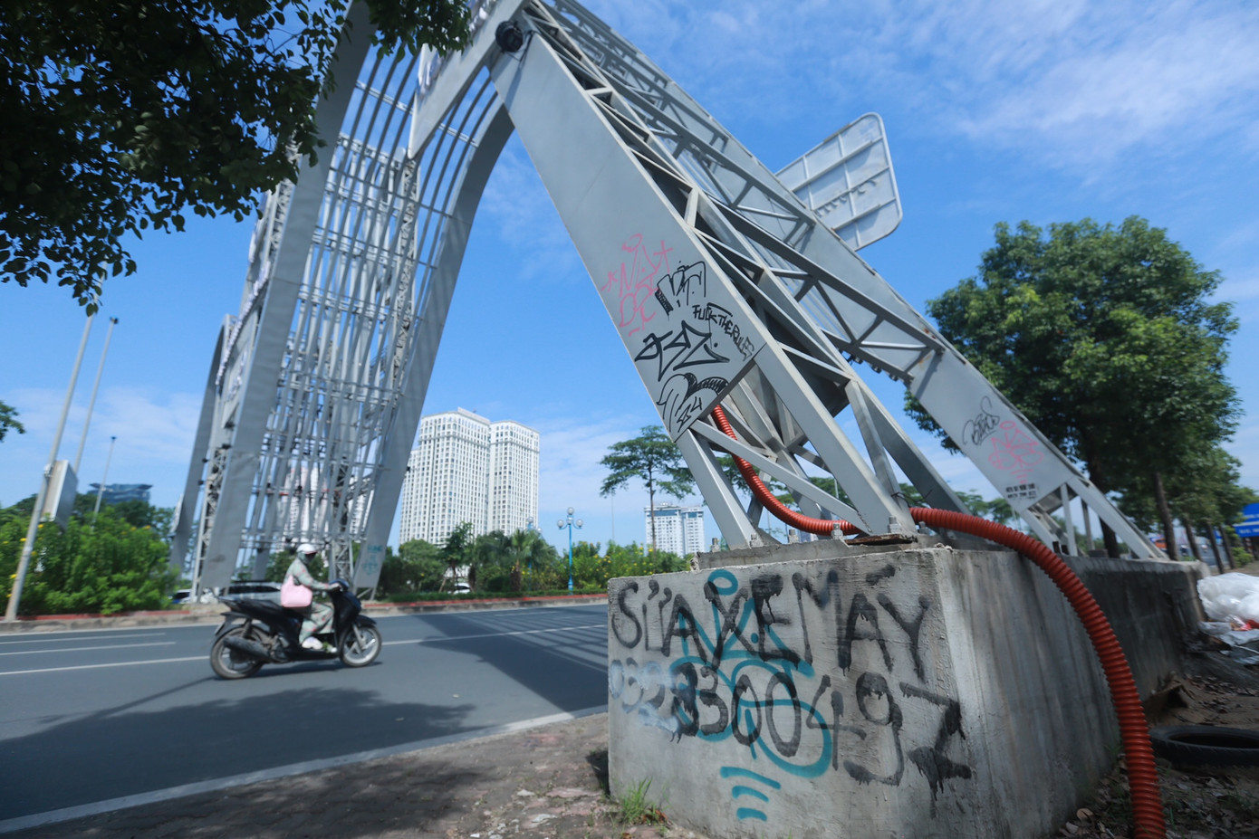 Bên cạnh đó, những cá nhân, tổ chức thực hiện hành vi vi phạm phải khắc phục hậu quả đối với hành vi trên là buộc khôi phục lại tình trạng ban đầu.