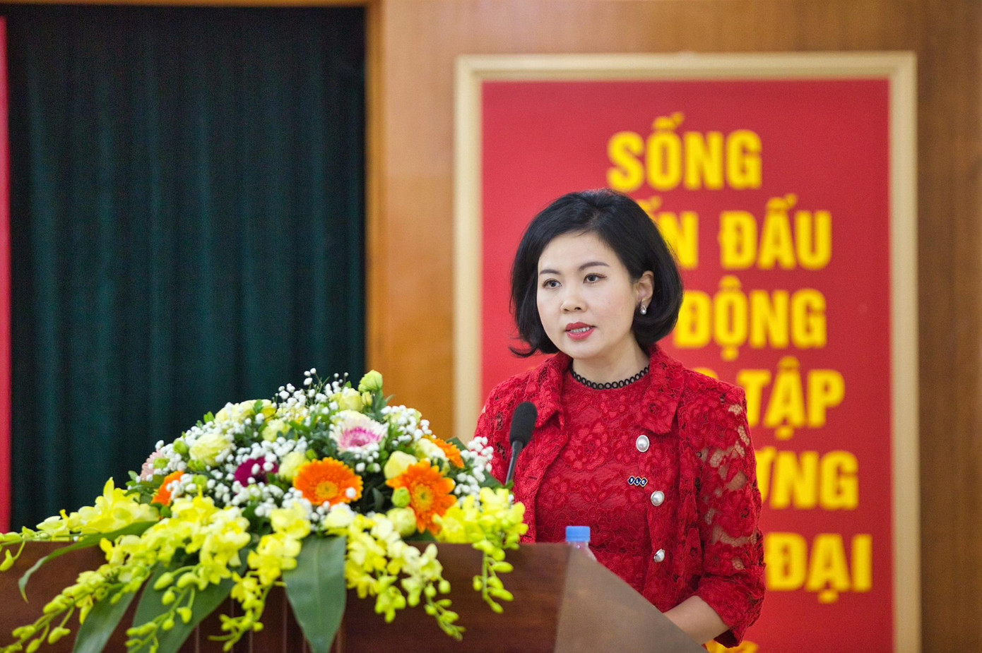 Bà Võ Thị Thùy Dương - Phó TGĐ Tập đoàn FLC phát biểu.