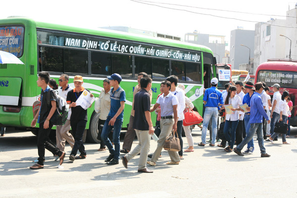 Nhiều thí sinh đổ về thủ đô trên các chuyến xe đò