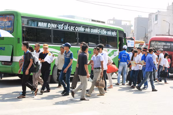 Nhiều thí sinh đổ về thủ đô trên các chuyến xe đò