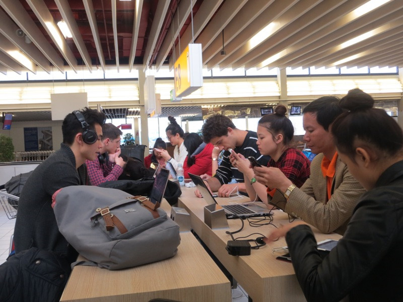 1.	Về đến sân bay Schilphol, Amsterdam, Hà Lan, các thành viên trong đoàn tuy có mệt mỏi sau chặng bay vượt Đại Tây Dương nhưng đều phấn chấn, người đi mua đồ, người vào mạng gọi điện, đọc tin, check mail..