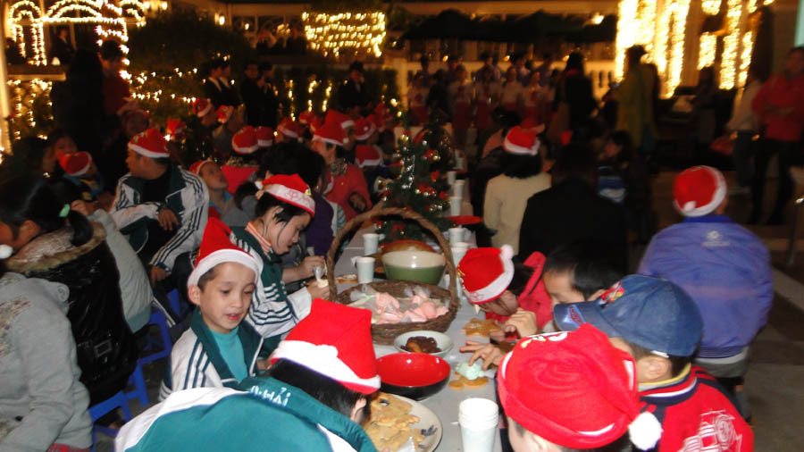 Trẻ em làng Hoà Bình vui đón Noel tại khách sạn Metropole Hà Nội