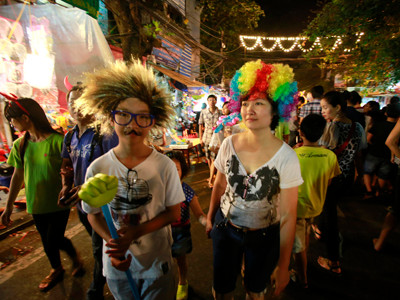 2 Mẹ con cùng hóa trang dạo phố