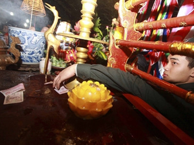 Kỳ vọng không còn cảnh cướp đồ lễ, bát nháo ở lễ phát ấn Đền Trần 2013. Ảnh: Minh Đức