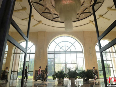 Ngôi trường gây choáng ngợp cho nhiều sinh viên và giảng viên lần đầu đặt chân đến Bài viết: http://news.zing.vn/Truong-dai-hoc-sang-nhu-khach-san-5-sao-post359992.html#home_cate.tinmoi Nguồn Zing News 