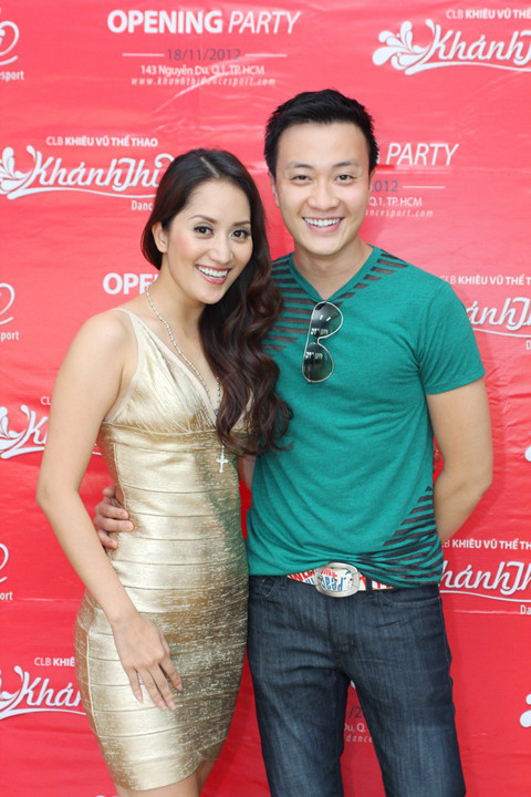 Khánh Thi khoe dáng bên Lương Mạnh Hải