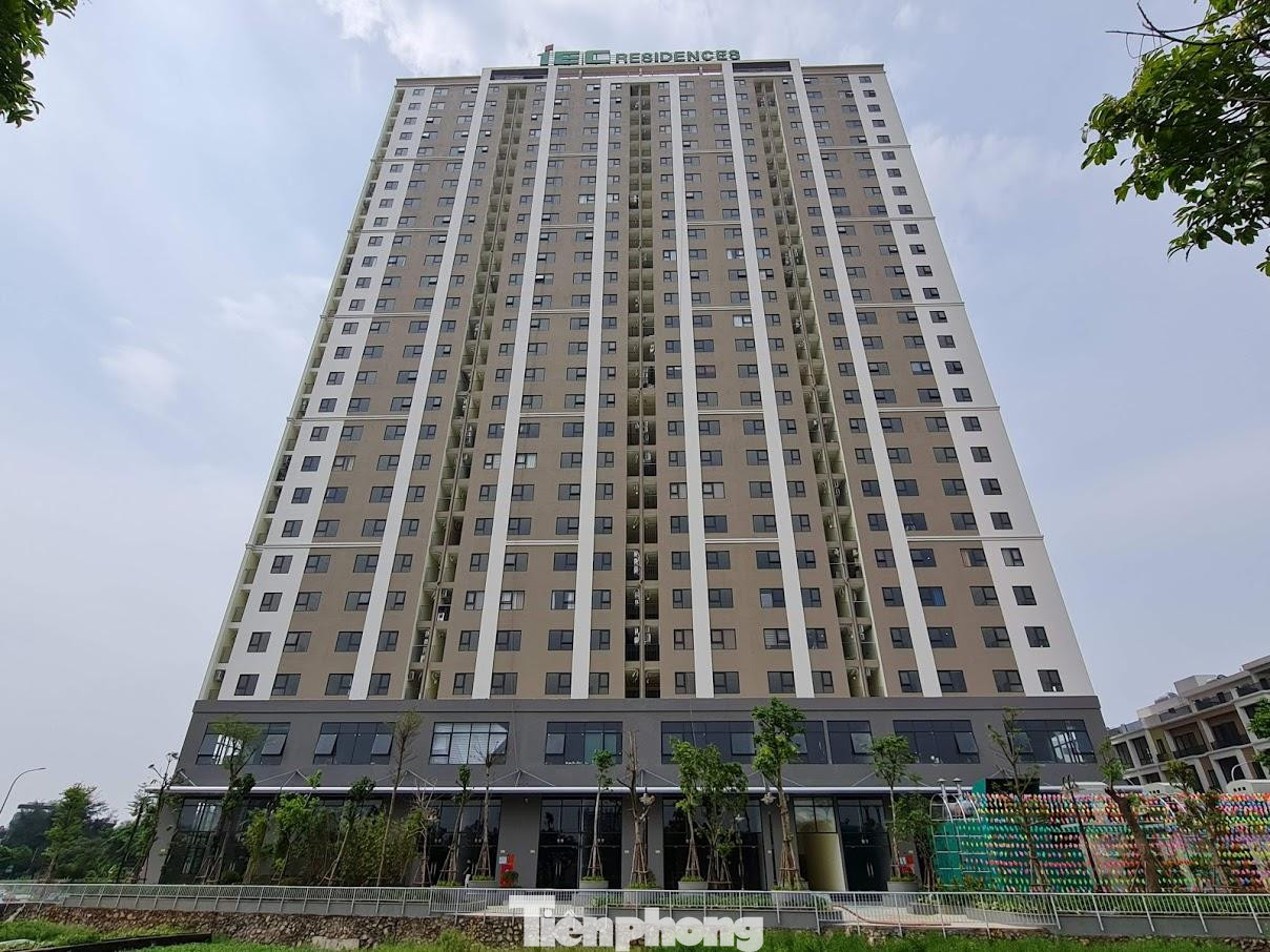 Việc bán nhà ở xã hội phải đảm bảo quy định tại khoản 5, khoản 6 Điều 19 của Nghị định số 100/2015/NĐ-CP. Đồng thời, việc nộp tiền sử dụng đất khi bán nhà ở xã hội áp dụng đối với bên bán. Việc bán nhà ở xã hội phải đảm bảo quy định tại khoản 5, khoản 6 Điều 19 của Nghị định số 100/2015/NĐ-CP. Đồng thời, việc nộp tiền sử dụng đất khi bán nhà ở xã hội áp dụng đối với bên bán.