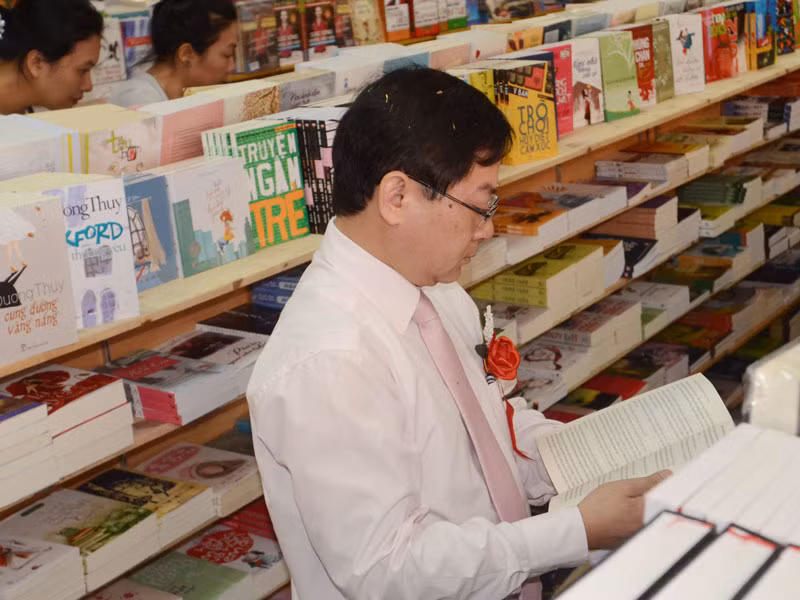 TBT báo Tiền Phong - Lê Xuân Sơn tham quan nhà sách