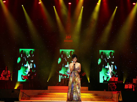 Cô khoe giọng hát cao vút và điêu luyện