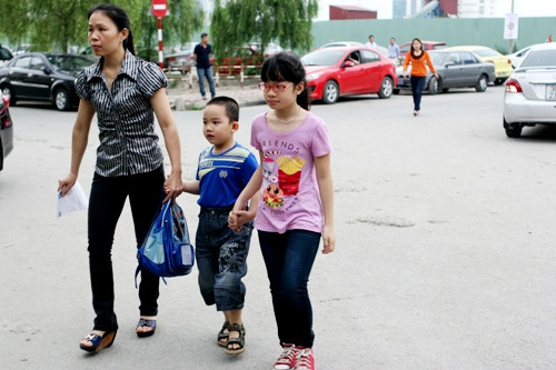 Nhiều nhà cũng dẫn cả chị, em của thí sinh đi cùng để động viên tinh thần sĩ tử.