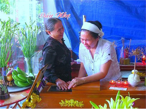 Bên chiếc quan tài, mọi người cố nhìn mặt các nạn nhân lần cuối