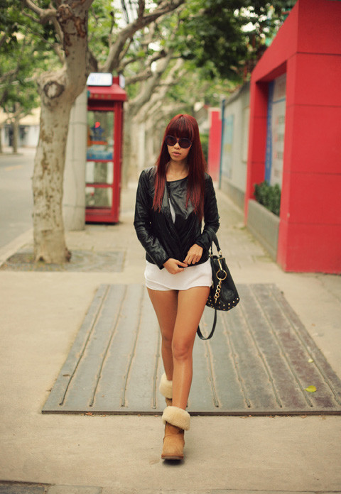 Hà Anh diện quần sóc trắng cực ngắn khoe đôi chân săn chắc và gợi cảm