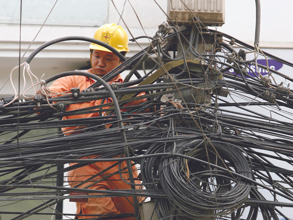 Lỗ lãi EVN, rối như canh hẹ. Ảnh: Xuân Phú