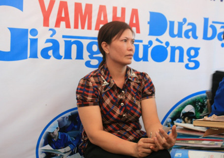 Chị Gấm chờ con thi đại học trong lo lắng.