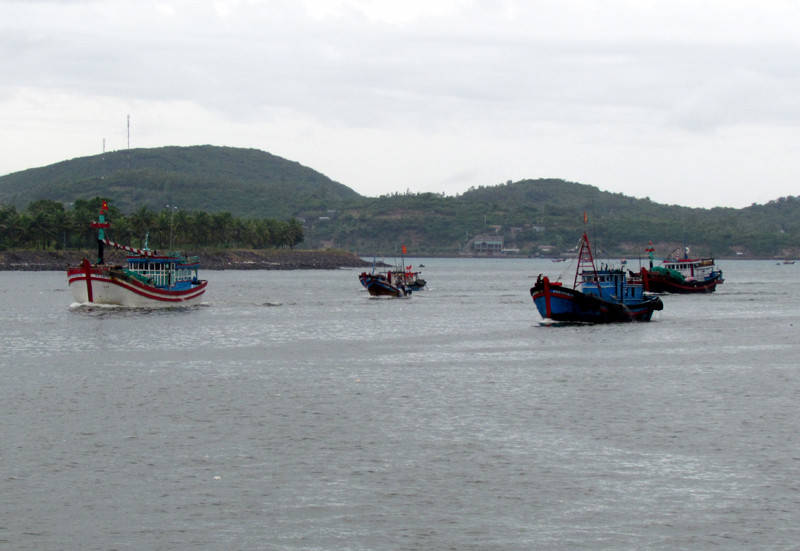 Các tàu cá lũ lượt về cảng Hòn Rớ trú tránh bão