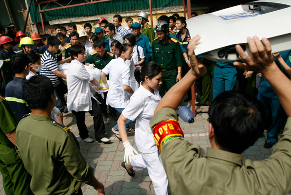 Cháu bé thứ hai được đưa ra khỏi đống đổ nát. Ảnh: Xuân Phú Cháu bé thứ hai được đưa ra khỏi đống đổ nát. Ảnh: Xuân Phú