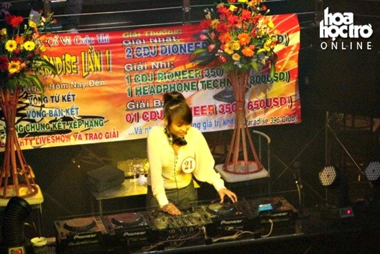 Yến Luna đã tham gia và dành giải Nhất trong cuộc thi "DJ tài năng" do hội DJ Việt Nam tổ chức. Yến Luna đã tham gia và dành giải Nhất trong cuộc thi