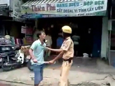 Cảnh xô xát giữa trung úy cảnh sát cơ động Trần Đại Phúc (trái) và thượng sĩ CSGT Văn Thành Luân trong video clip. Ảnh cắt từ clip