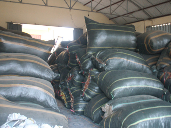 Kho của nhà ông Đạo đầy những bao tải lá vải thiều khô . Kho của nhà ông Đạo đầy những bao tải lá vải thiều khô