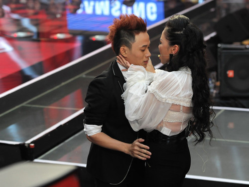 Kết thúc phần thi, Trúc Nhân chạy xuống ôm chầm lấy huấn luyện viên Thu Minh