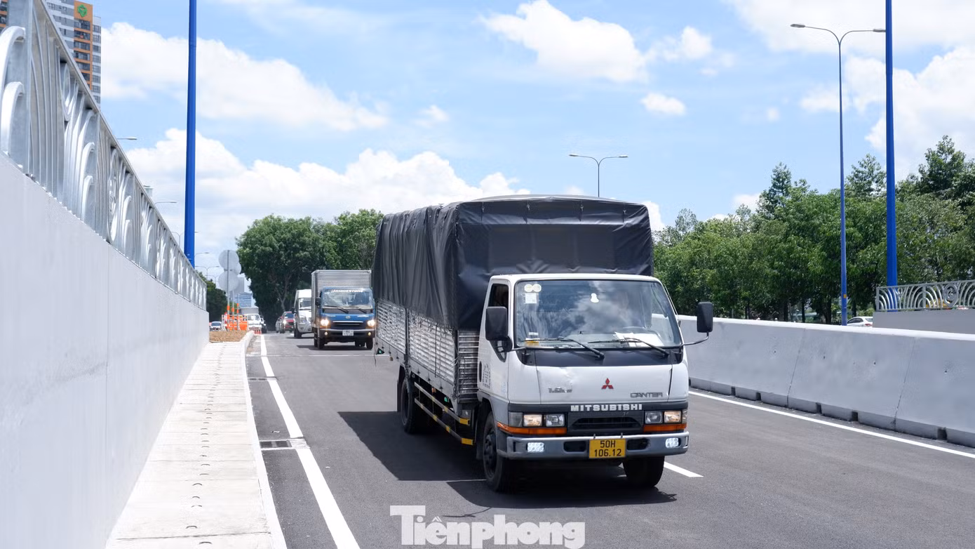 Sau khi hầm chui HC1-01 được thông xe và đưa vào khai thác, phương tiện từ hầm vượt sông Sài Gòn qua đường Mai Chí Thọ sẽ đi thẳng qua hầm chui này để vào cao tốc TPHCM - Long Thành, không cần dừng chờ đèn đỏ ở nút giao Mai Chí Thọ - Đồng Văn Cống như trước. Ảnh: Hữu Huy
