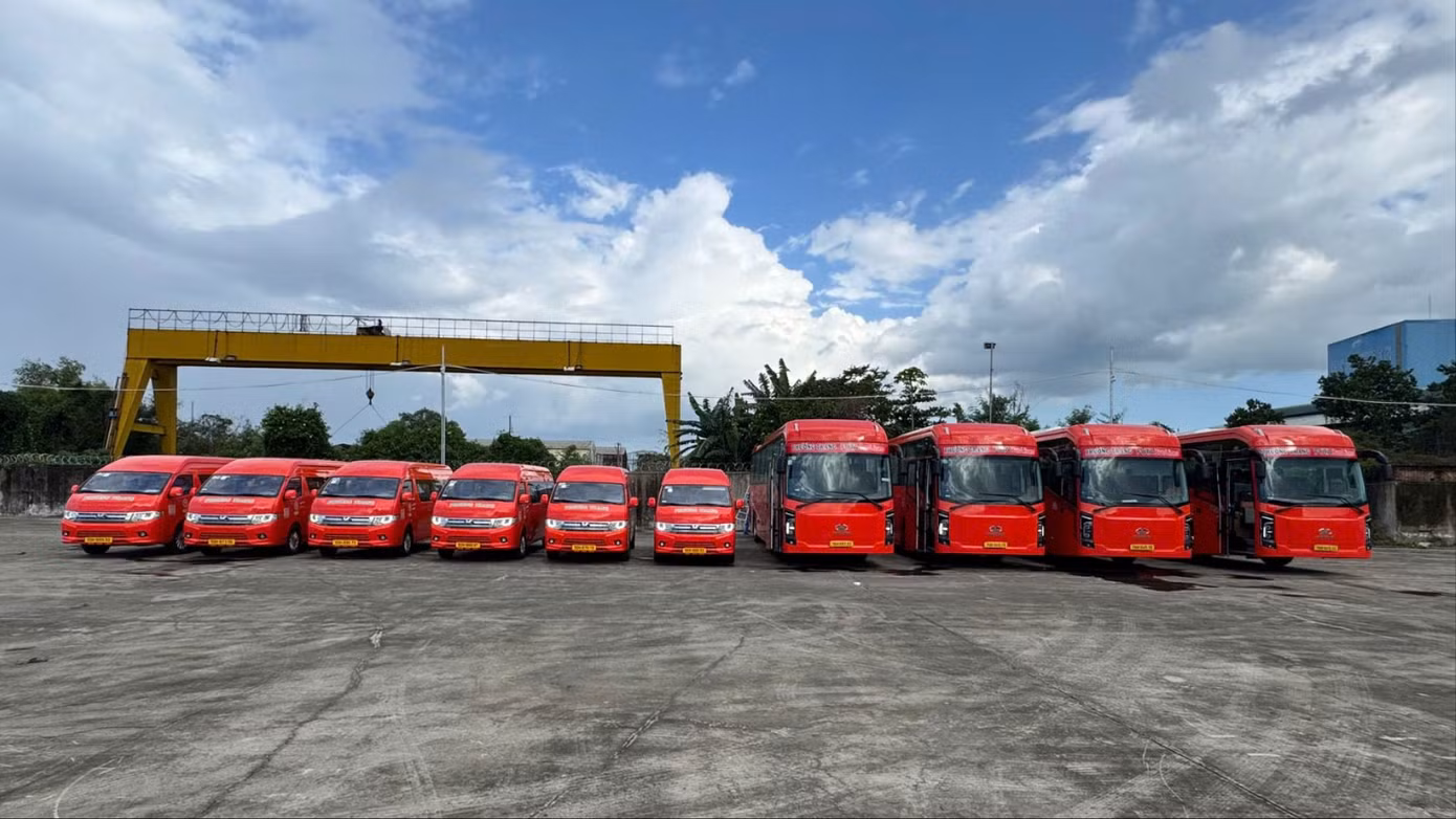 Các phương tiện được bố trí để phục vụ đưa đón miễn phí cho cán bộ, công chức, viên chức từ Bình Dương và Bà Rịa - Vũng Tàu đến làm việc tại trung tâm hành chính TPHCM sau sáp nhập. Ảnh: A.X