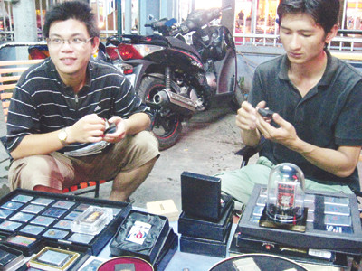 Những bạn trẻ đam mê Zippo tại quán Zippo 142 Đinh Tiên Hoàng