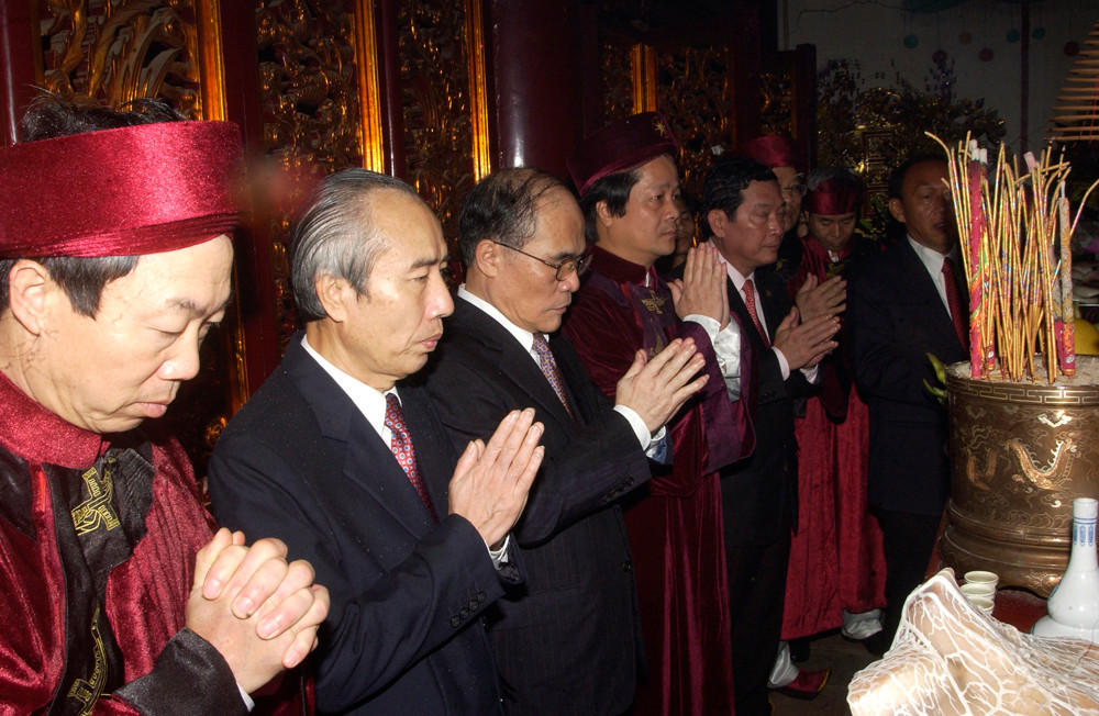 Các vị lãnh đạo dâng hương 