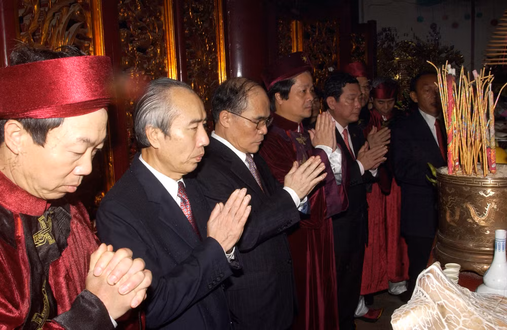 Các vị lãnh đạo dâng hương 