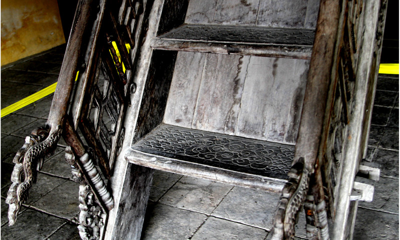 Mặt thềm cầu thang cũng có trạm hình mây, sóng