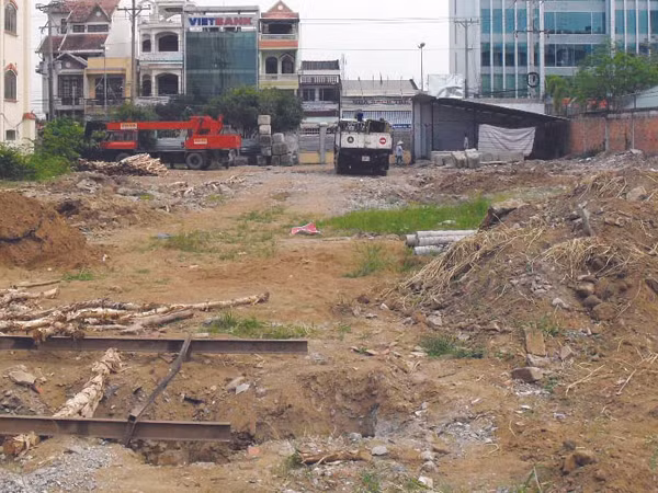 Dự án cao ốc văn phòng bên đường Trần Hưng Đạo của ông Lèo vắng lặng Ảnh: Thanh Ngọc .