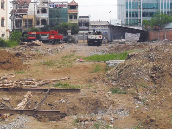 Dự án cao ốc văn phòng bên đường Trần Hưng Đạo của ông Lèo vắng lặng Ảnh: Thanh Ngọc .