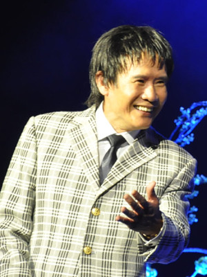 Ca sỹ Tuấn Vũ tại Nhà hát Lớn Hà Nội đêm 28-8. Ảnh: Tùng Duy