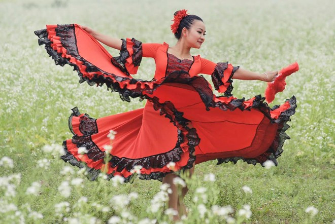 Những vũ điệu flamengo của Vân Diễm giữa cánh đồng hoa cải. Bài viết: http://news.zing.vn/Co-giao-9X-nhay-flamengo-giua-canh-dong-hoa-ca-trang-post379077.html#category Nguồn Zing News 