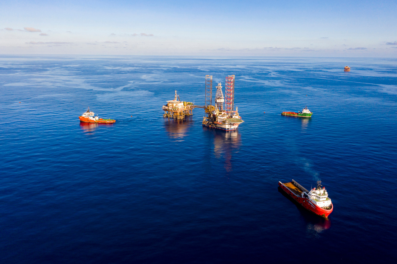 Đưa giàn tự nâng vào điểm khoan