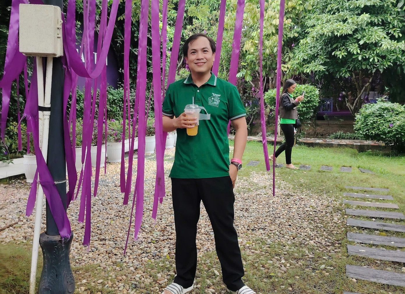 Thầy Ngô Chí Công, giáo viên tin học trường THCS Thị trấn Kiên Lương 1 may mắn trở thành khách hàng tiếp theo trúng thưởng 9 triệu đồng trong chương trình “Xé nhãn Trà Dr Thanh, 1 lần trúng x9 lần quà”. (Hình: NVCC)