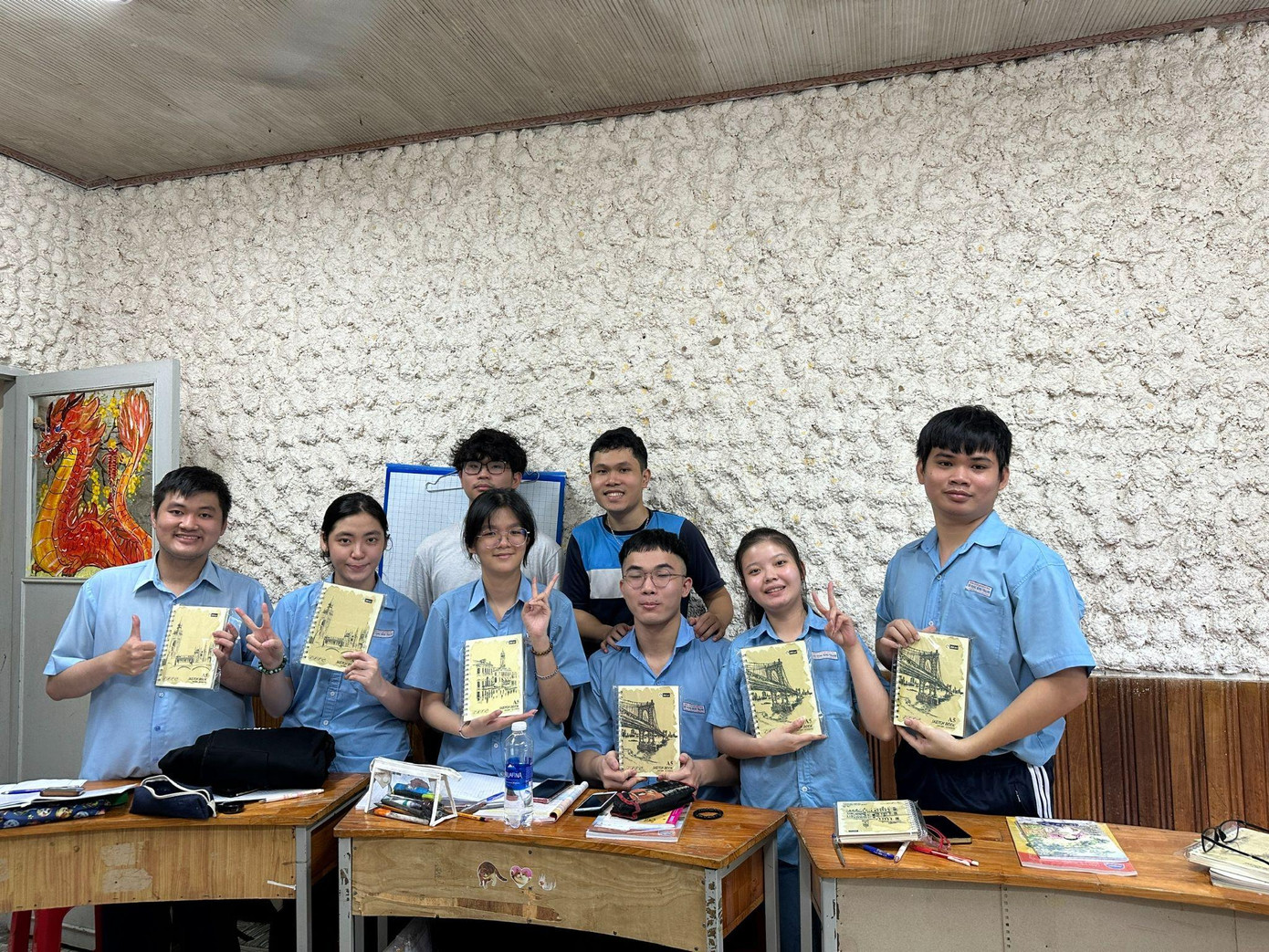 Lê Thái Dương (hàng đứng, tay trái) trao tặng 80 phần quà cho các bạn học sinh Khiếm Thính tại trường Hy Vọng Bình Thạnh