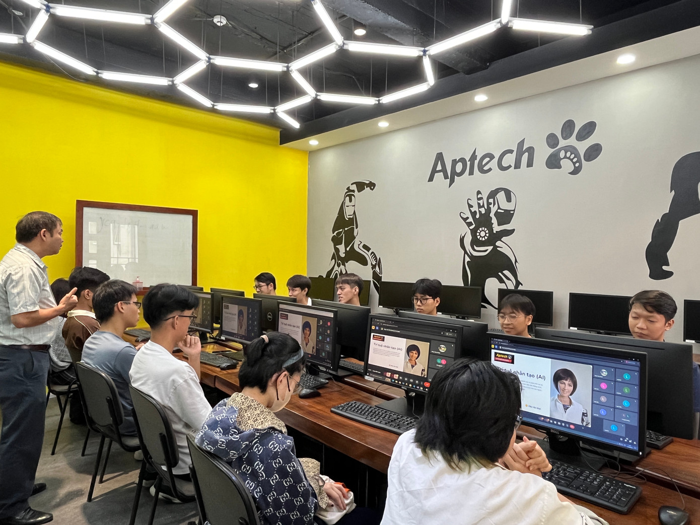 Các bạn sinh viên tham gia trải nghiệm một lớp học AI tại Aptech