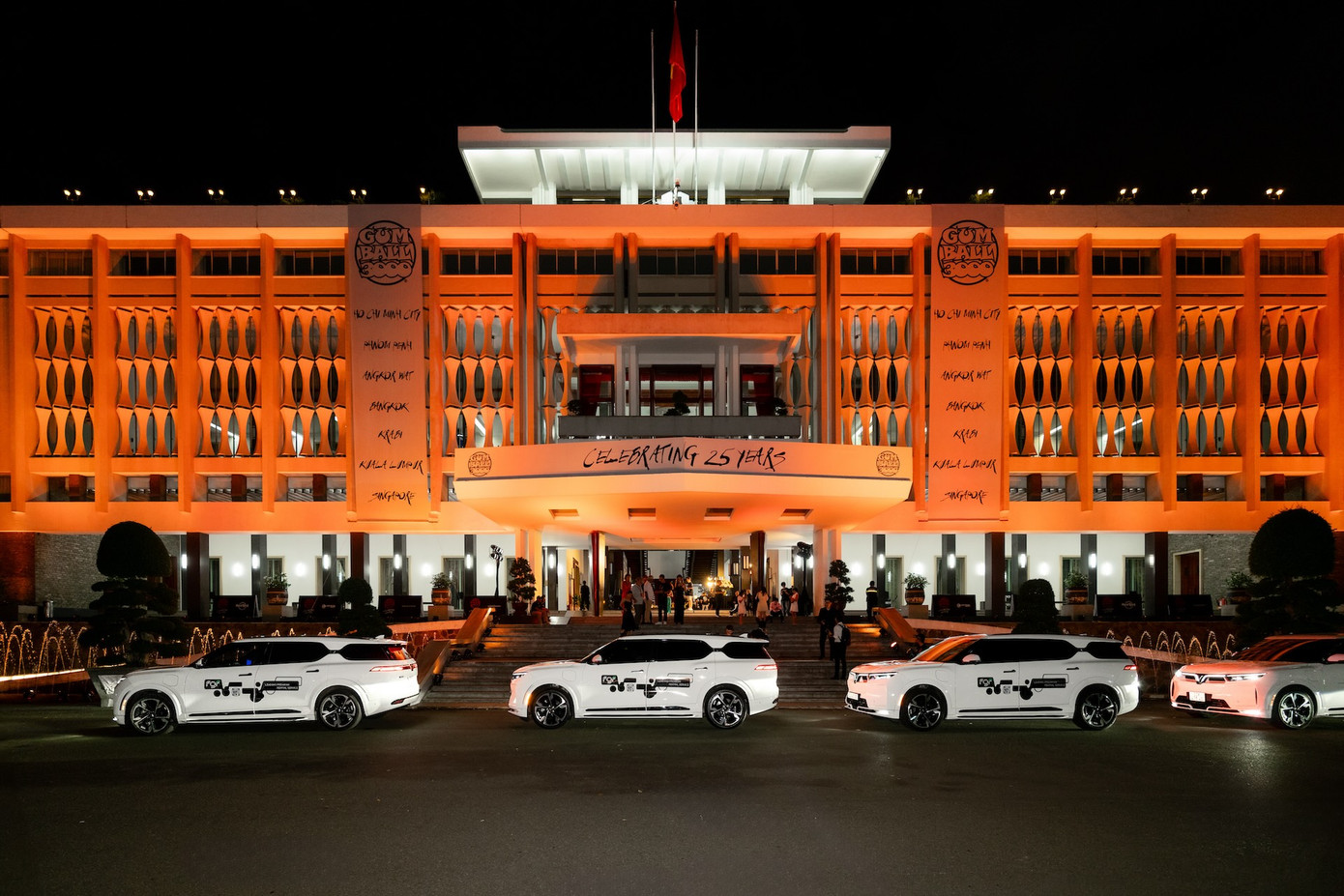 Dàn xe cao cấp này được giao “trọng trách” đưa đón các Gumballers là những người nổi tiếng hàng đầu thế giới trong nhiều lĩnh vực. Dàn xe cao cấp này được giao “trọng trách” đưa đón các Gumballers là những người nổi tiếng hàng đầu thế giới trong nhiều lĩnh vực.