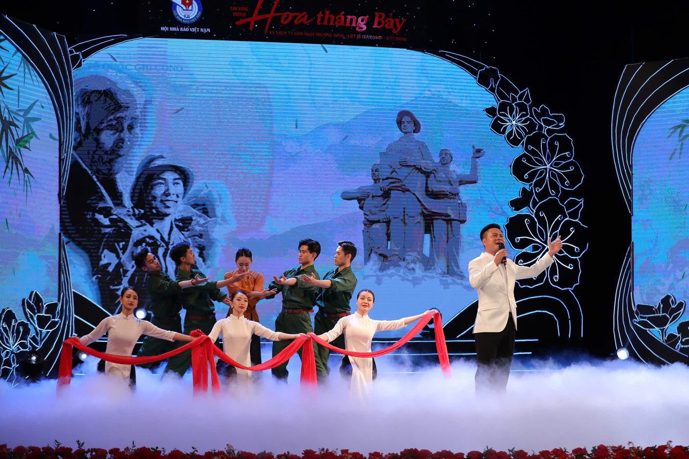 NSƯT Hoàng Tùng hát “Cha mẹ tôi già”.