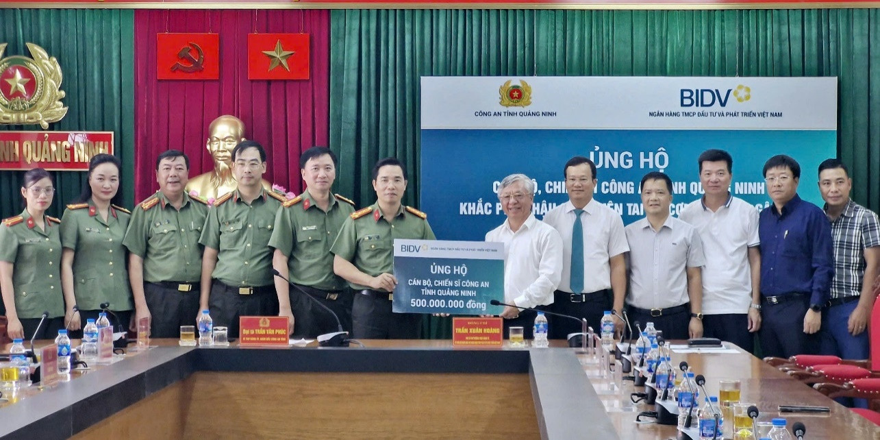 Ông Trần Xuân Hoàng - Phó Bí thư thường trực Đảng ủy, Ủy viên HĐQT BIDV - đại diện ngân hàng trao kinh phí hỗ trợ tại Trụ sở Công an Quảng Ninh