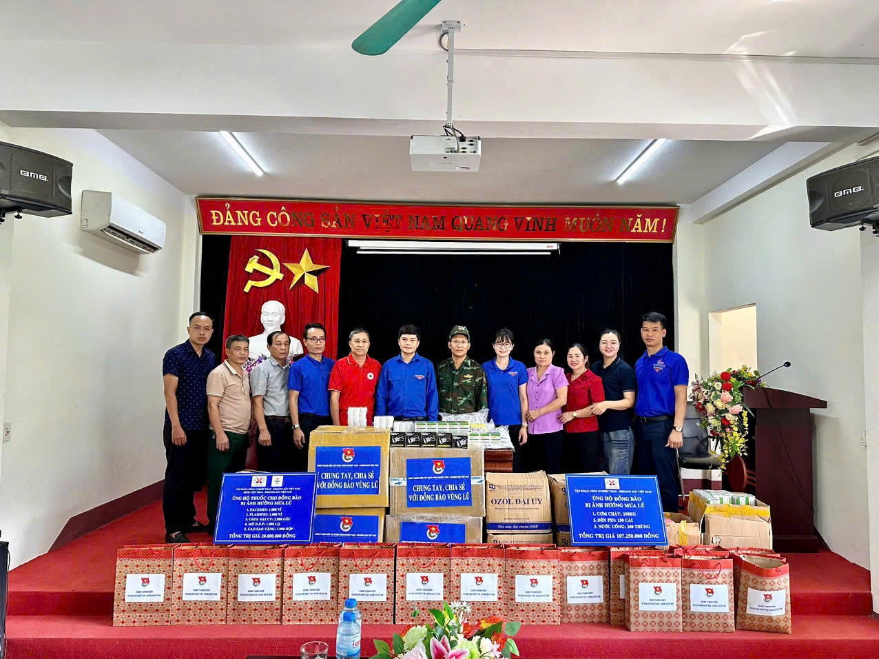 Đoàn Thanh niên TKV trao các nhu yếu phẩm hỗ trợ đồng bào bị ảnh hưởng mưa lũ trên địa bàn Huyện Bát Xát