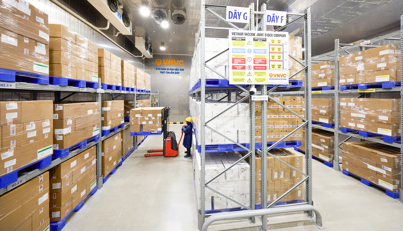 VNVC đầu tư lớn cho hệ thống 4 kho tổng, gần 200 kho lạnh bảo quản vắc xin đạt GSP theo tiêu chuẩn quốc tế cùng các hệ thống kiểm soát, giám sát chất lượng khắt khe. Ảnh: Mộc Thảo