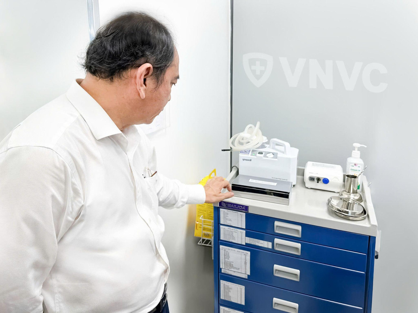 PGS.TS Tăng Chí Thượng kiểm tra vật tư y tế tại VNVC Quận 8 trong sáng ngày 17/9. Ảnh: Mộc Thảo