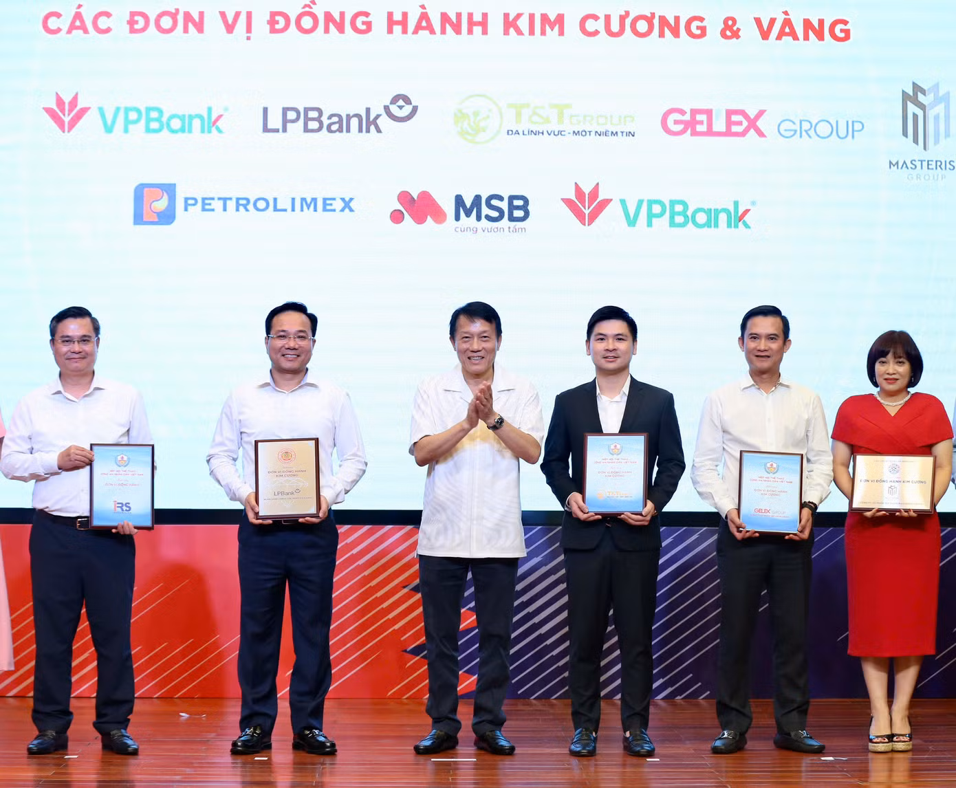 Phó Chủ tịch HĐQT Tập đoàn T&T Group Đỗ Vinh Quang (thứ ba từ phải sang) nhận bảng danh vị nhà đồng hành kim cương từ hiệp hội thể thao CAND. Phó Chủ tịch HĐQT Tập đoàn T&T Group Đỗ Vinh Quang (thứ ba từ phải sang) nhận bảng danh vị nhà đồng hành kim cương từ hiệp hội thể thao CAND.